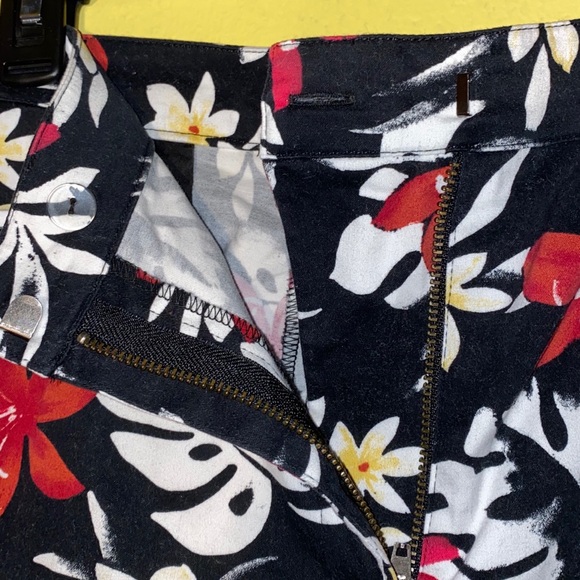 Chico’s Floral Capris - Picture 5 of 6